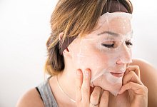 Anwendung einer Gesichtsmaske - Foto: Christin Klose/dpa-tmn