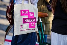 Aufschrift "Nur Ja heisst Ja" - Christoph Reichwein/dpa