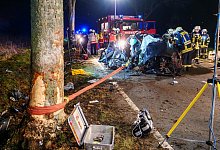 Der Mercedes wurde bei dem Unfall in der Nähe von Bad Wünnenberg-Leiberg nahezu vollständig zerstört. - Ralph Meyer