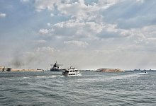 Schiffsverkehr im Suezkanal wieder angelaufen - Foto: Sayed Hassan/dpa