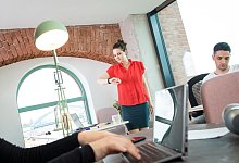 Eine Frau schaut im B&uuml;ro auf die Uhr - Christin Klose/dpa-tmn