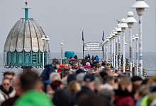 Touristen sind an Ostern im Ostseebad Zinnowitz unterwegs - Stefan Sauer/dpa/dpa-tmn