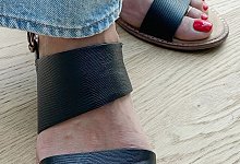 Frau trägt Sandalen - Nadja Aumiller/dpa-tmn