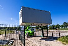 Container f&uuml;r Fl&uuml;chtlingsunterkunft in Upahl - Jens B&uuml;ttner/dpa