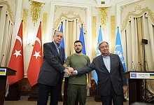 Recep Tayyip Erdogan, Wolodymyr Selenskyj und Antonio Guterres (v.l.n.r.) geben sich nach ihrem Treffen die Hand. - Evgeniy Maloletka/AP/dpa