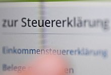 Einkommensteuer 2024: Finanzbeamte legen los - Bernd Weißbrod/dpa