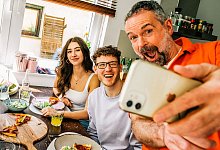 Ein Vater macht ein Selfie mit seinen Kindern - Zacharie Scheurer/dpa-tmn