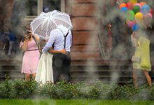 Brautpaar lässt sich vor Standesamt fotografieren - Andreas Arnold/dpa/dpa-tmn