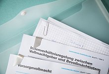 Dokumentenmappe mit Vorsorgeunterlagen - Christin Klose/dpa-tmn