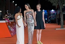 Shiloh Jolie-Pitt mit Mutter und Schwester - Domenico Stinellis/AP/dpa