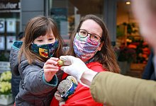 Mutter und Kind mit Alltagsmaske - Foto: Mascha Brichta/dpa-tmn