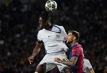 Yann Aurel Bisseck und Ronald Araujo - Emilio Morenatti/AP/dpa