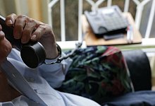 Ein Mann telefoniert - Foto: Karolin Kraemer/dpa-tmn