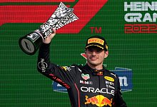 Red-Bull-Pilot Max Verstappen hebt seine Trophäe auf dem Podium hoch, nachdem er das Rennen gewonnen hat. - Peter Dejong/AP/dpa
