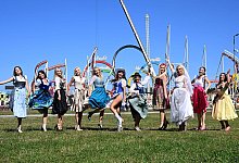 Die Dirndl-Trends 2024 - Dirndlgipfel in München - Felix Hörhager/dpa/dpa-tmn