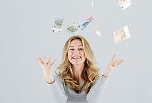 Eine Frau wirft mit Geldscheinen um sich - Monique W&uuml;stenhagen/dpa-tmn