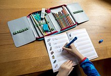 Mit dem Schulstart beginnt das lange Sitzen - Foto: Florian Schuh/dpa-tmn