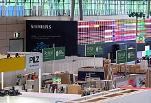 Messestände werden in der Messehalle 9 zur Hannover Messe 2022 aufgebaut. - Julian Stratenschulte/dpa