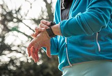 Fitnesstracker beim Joggen - Foto: Christin Klose/dpa-tmn