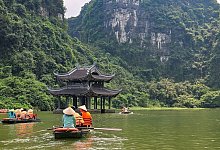 Eine im Wasser erbaute Pagode - Bettina Haagen/dpa-tmn
