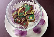 Dubai-Schokolade wird in einer Glasschale serviert - Anna Hirte/dpa-tmn