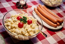 Heiligabend - W&uuml;rstchen und Kartoffelsalat - Hauke-Christian Dittrich/dpa