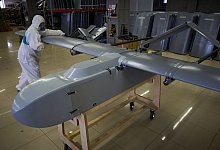 Ukraine-Krieg - Drohnenfabrik in der Ukraine - Efrem Lukatsky/AP/dpa