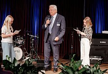 pressefoto-hartmut-huhnerbein-mit-zwei-schulerinnen-im-gesprach - 1 - Christlicher Schulverein