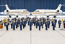 Luftwaffenmusikkorps der Luftwaffe vor Global 5000 der FlgBschft. - 1 - Bundeswehr / Kevin Schrief