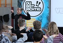 Tom Lehel beim Auftritt an der Grundschule Kampstraße - 1 - 1 - 1 - Annika Langhagel