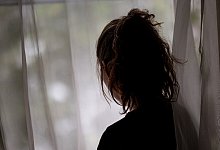 Frau vor einem Fenster - 1 - Symbolfoto: Fabian Sommer/dpa