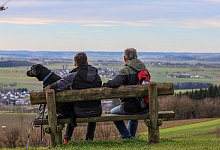 Wanderer auf Bank - 1 - picture alliance/dpa