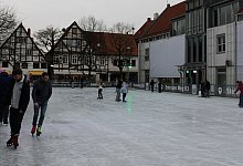 Zahlreiche Besucher haben die Eisfläche in Lemgo bei der Eröffnung eingeweiht. - 1 - Kyrill von Matuschka