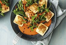 19447_43091_feldsalat_mit_ravioli_und_paprika-bohnenmus - 1 - Mathias Neubauer