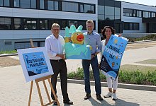 Jörg Karlikowski, Andreas Schlichting und Eva-Susanne Ellminger vor dem neuen Gebäude. - 1 - Kyrill von Matuschka