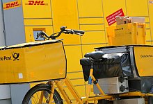 28.06.2023, Hamburg, Ein Transportfahrrad der Deutschen Post vor einer DHL... - 1 - picture alliance / Maximilian Koch
