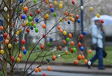 Osterschmuck im Wind - 1 - picture alliance / dpa