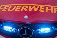 Themenbild Symbolbild Themenfoto Symbolfoto Feuerwehr Feuerwehrleute Einsatzkräfte Rettungskräfte Einsatz Unfall Blaulicht Rettungssanitäter (aufgenommen bei einer Übung der Feuerwehr Höxter im September 2021) - 1 - Symbolfoto: Niklas Tüns