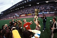 Der FC Bayern München gewinnt den DFB Pokal Michael Rummenigge mit der Trophäe neben seinem Bruder - 1 - imago/Pressefoto Baumann