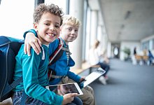 Zwei lachende Schulkinder - Westend61/dpa-tmn