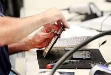 Smartphoneproduktion - Roland Weihrauch/dpa/dpa-tmn