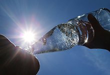 Bei Hitze braucht der Körper viel Flüssigkeit. - Karl-Josef Hildenbrand/dpa