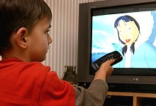 Kind vor dem Fernseher - Foto: Patrick Pleul/dpa-Zentralbild