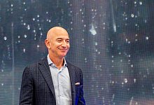Teilerfolg f&uuml;r Amazon-Chef Bezos - Foto: Andrej Sokolow/dpa