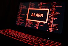 Ein Computer zeigt eine fiktive Fehlermeldung an (gestellte Szene). - Lino Mirgeler/dpa