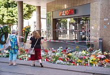 Trauerkerzen und Blumen - Foto: Nicolas Armer/dpa