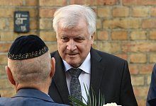 Seehofer in Halle - Foto: Hendrik Schmidt/dpa