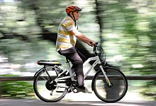 Ein Senior auf einem E-Bike - Tobias Hase/dpa-tmn