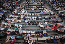 Studenten sitzen in einem Hörsaal der Universität - Fredrik von Erichsen/dpa/dpa-tmn