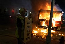 In Flammen - Foto: David Goldman/AP/dpa